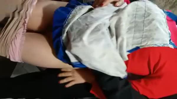 去工友家里玩工友外出不在，和他在厨房正在做饭的骚老婆搞起骚货那饥渴样平时肯定没吃饱过